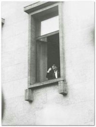 Adolf Hitler AH am Fenster Reichskanzlei
