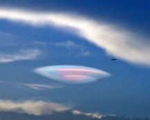 UFO Wolke mit Flugzeug.