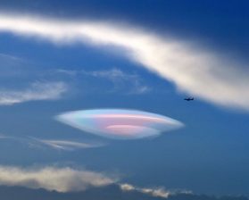 UFO Wolke mit Flugzeug.
